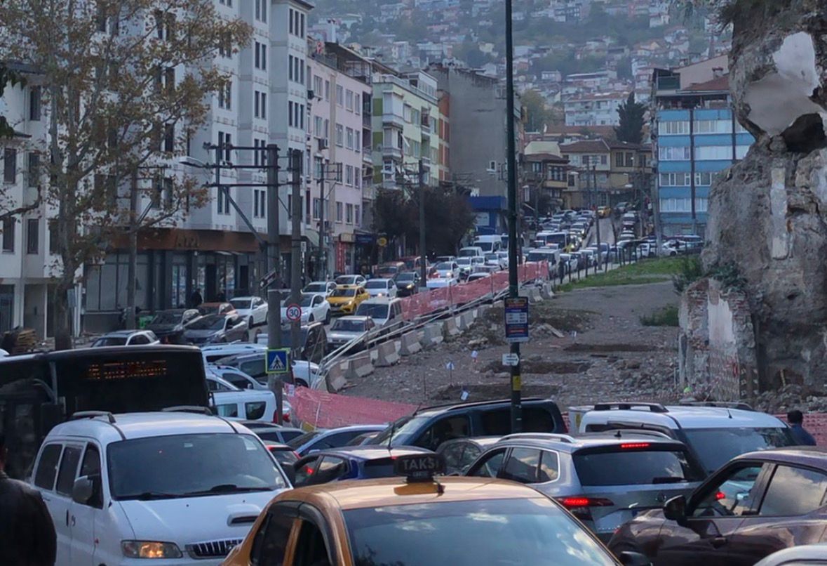 Bursa’da hafta sonu kabusu! Kentin yolları kilitlendi… Bursa’da hafta sonu kabusu! Kentin yolları kilitlendi…