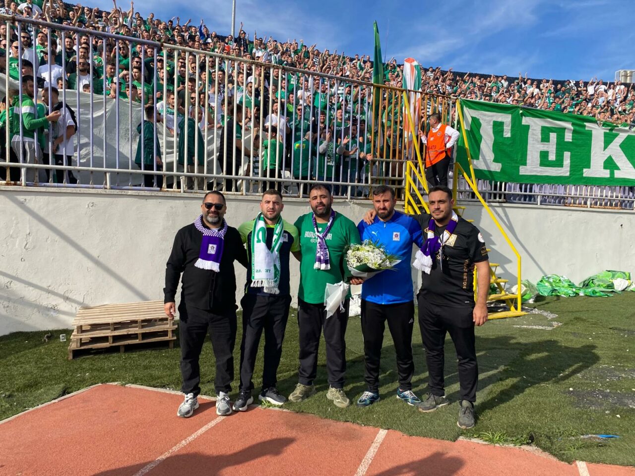 Bursaspor maçı öncesi tribünlerde dostluk Bursaspor maçı öncesi tribünlerde dostluk