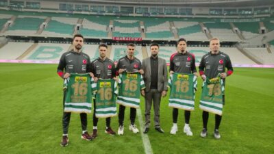 A Milli Takım Bursa’da! Bursaspor Başkanı Çelik’ten sürpriz hediye