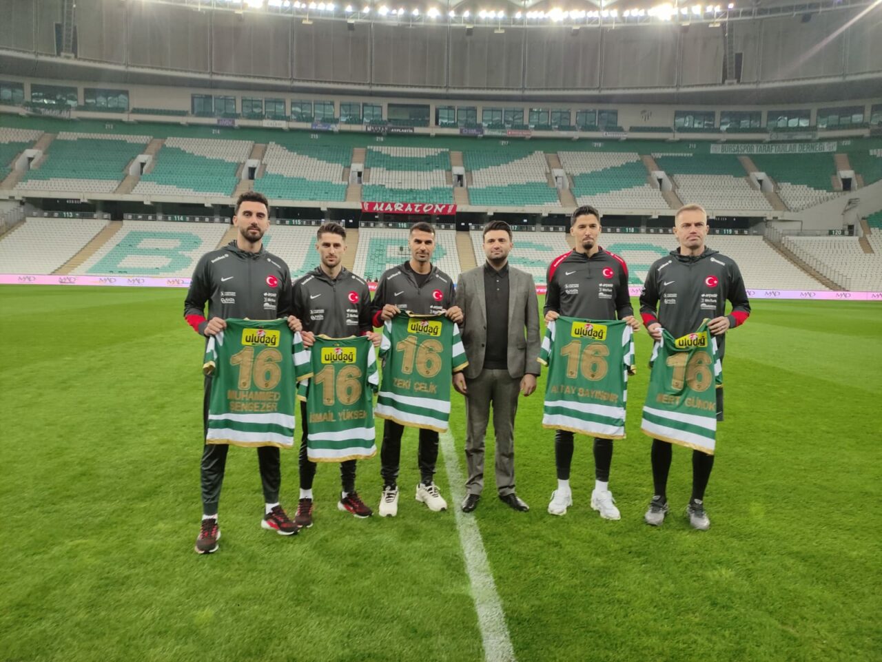 A Milli Takım Bursa’da! Bursaspor Başkanı Çelik’ten sürpriz hediye