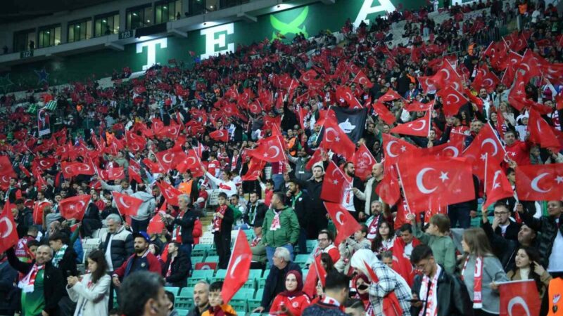 Bursa'da oynanan Türkiye–Bulgaristan milli maçı büyük bir taraftar ilgisine sahne