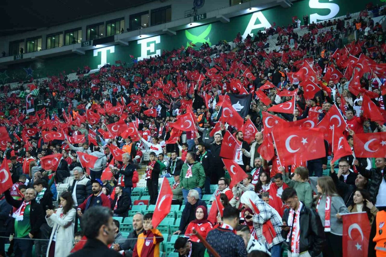 Bursa’da stat kırmızı-beyaza boyandı! İşte resmi taraftar sayısı Bursa’da stat kırmızı-beyaza boyandı! İşte resmi taraftar sayısı