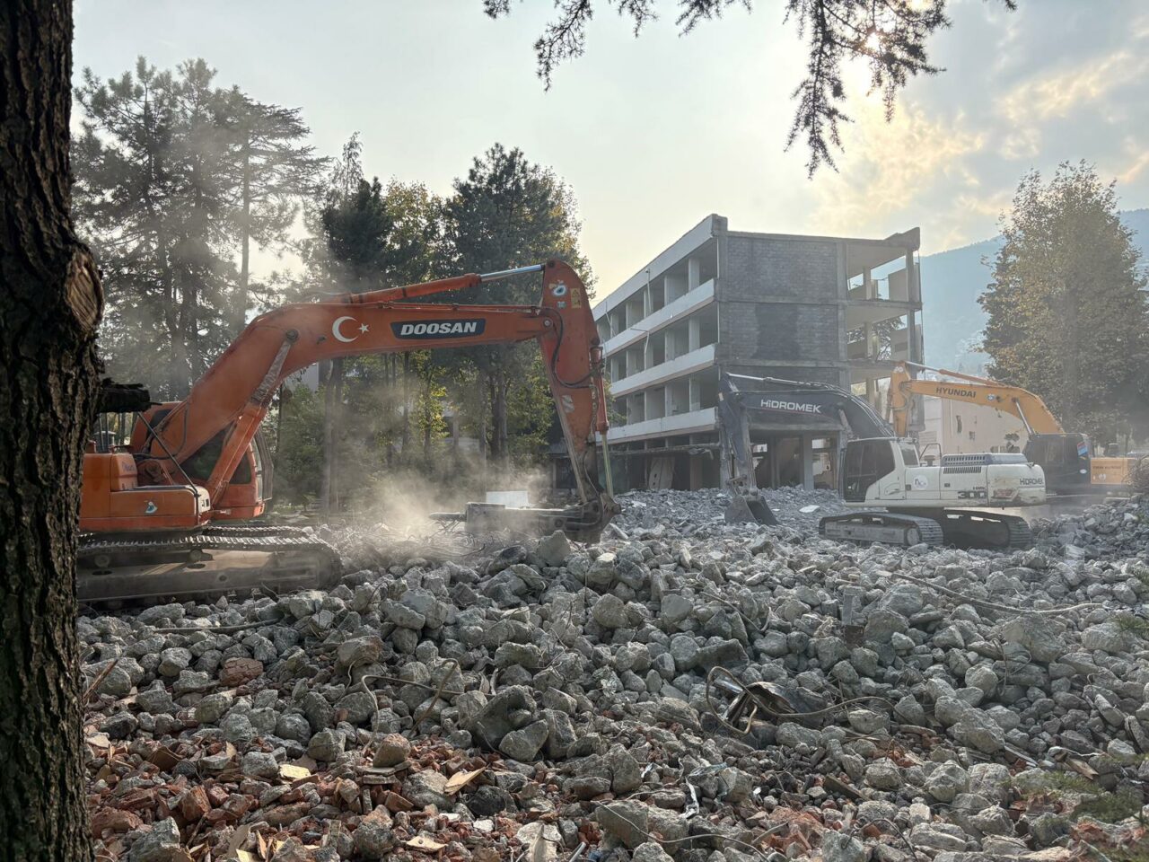 Bursa Atatürk Lisesi yıkılıyor Bursa Atatürk Lisesi yıkılıyor