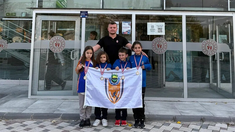 İnegöl Belediyesi sporcularından yüzmede Türkiye dereceleri İnegöl Belediye Spor Kulübü yüzme branşı sporcuları, Kayseri’de düzenlenen Atatürk’ü