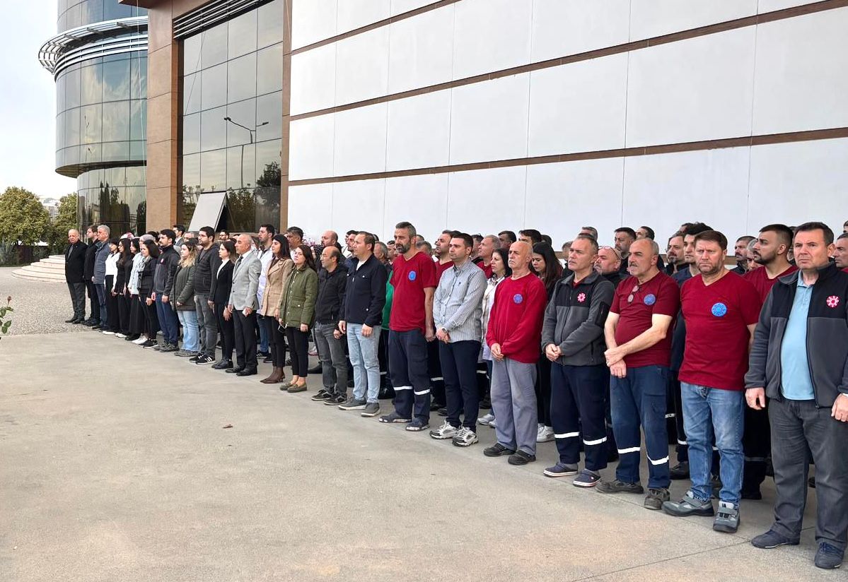 Bursa’da çalışanlardan fabrika, doktorlardan da klinik önünde Ata’ya saygı duruşu Bursa’da çalışanlardan fabrika, doktorlardan da klinik önünde Ata’ya saygı duruşu