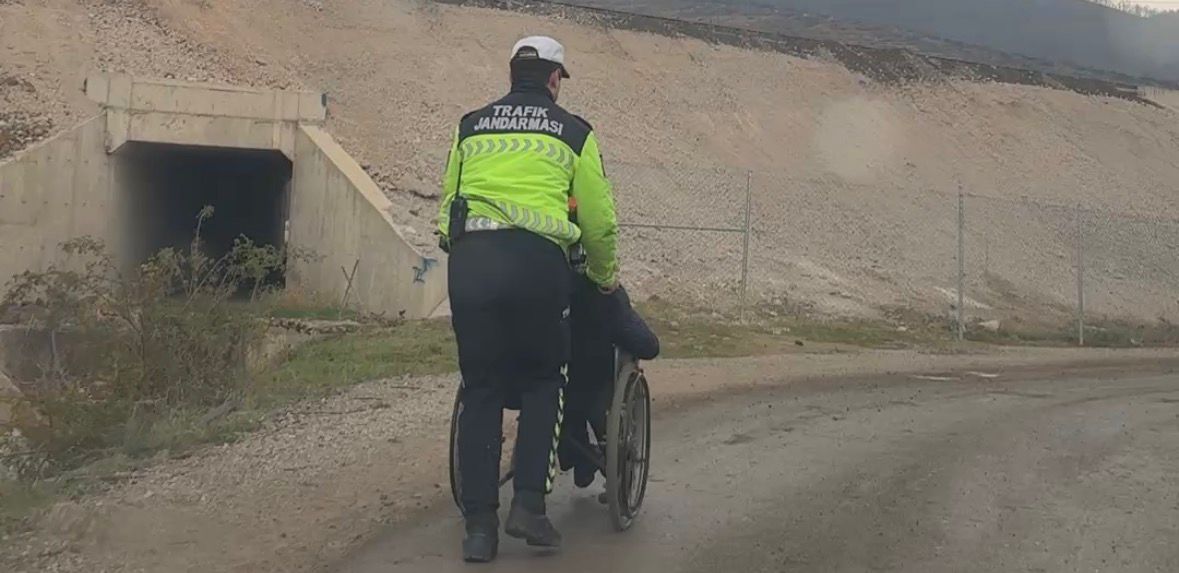 Bursa’da kahraman Jandarmadan yağmur altında yüreklere dokunan hareket