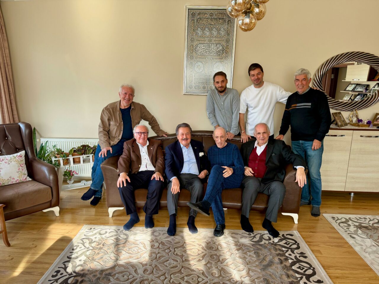 Devlet eski Bakanı Cavit Çağlar’dan Bursaspor’un unutulmaz ismi Kemal Batmaz’a sürpriz ziyaret Devlet eski Bakanı Cavit Çağlar’dan Bursaspor’un unutulmaz ismi Kemal Batmaz’a sürpriz ziyaret