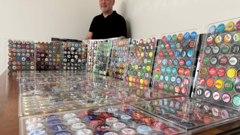 Aldığı gazoz ve soda şişelerinin kapaklarını oğluyla oynamak için atmayan