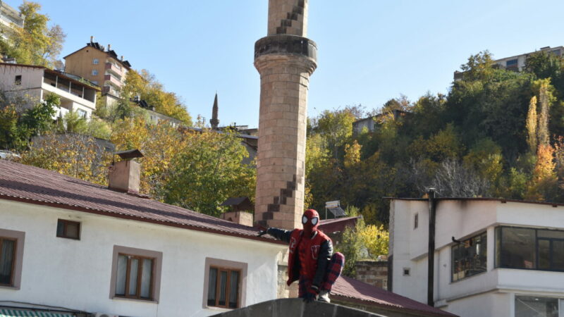Türkiye'yi "Örümcek Adam" kostümüyle gezme hayaliyle memleketi İzmir'den yola çıkan