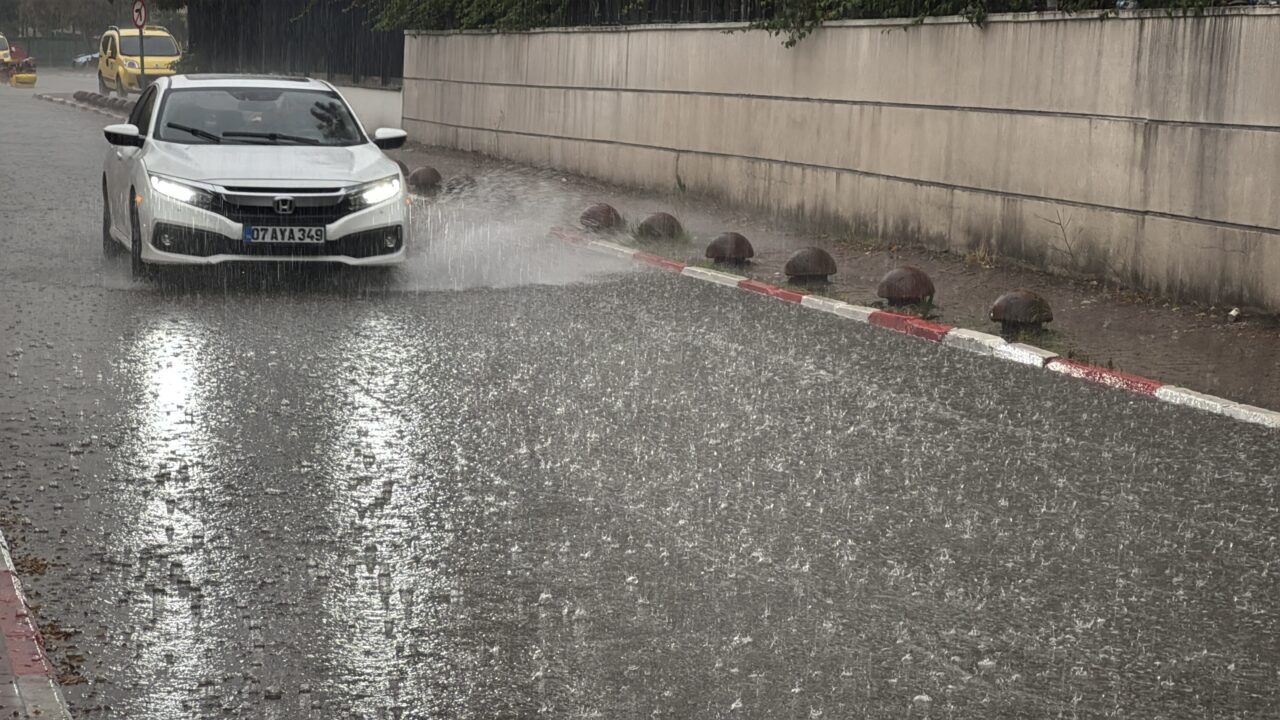 Fırtına ve yağmur yollar yine göle döndürdü!