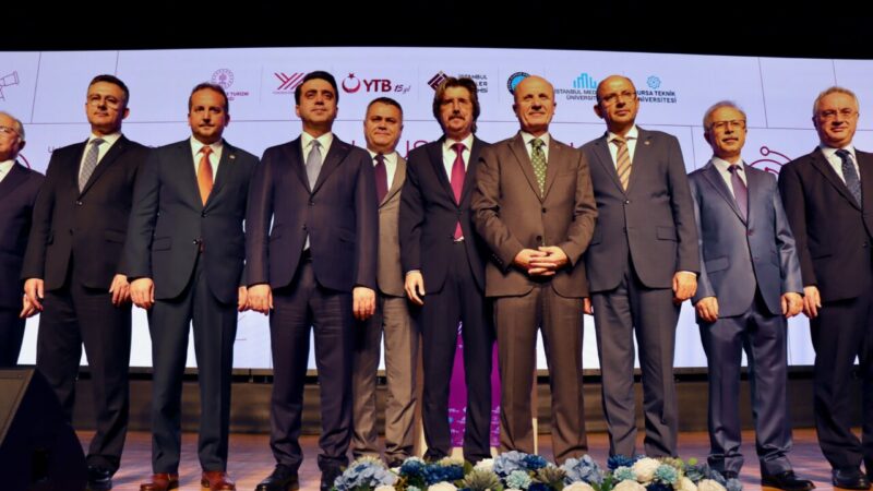 YÖK Başkanı Özvar Bursa’da açıkladı; ‘Yapay zeka için yeni mevzuat hazırlıyoruz’ Bursa'da bir programa katılan Yükseköğretim Kurulu (YÖK) Başkanı Prof. Dr.