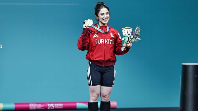 6. İslami Dayanışma Oyunları’nda ilk altın madalyamız halterden Oyunlarda kadınlar 48 kiloda Türkiye'yi temsil eden Gamze Altun, 3
