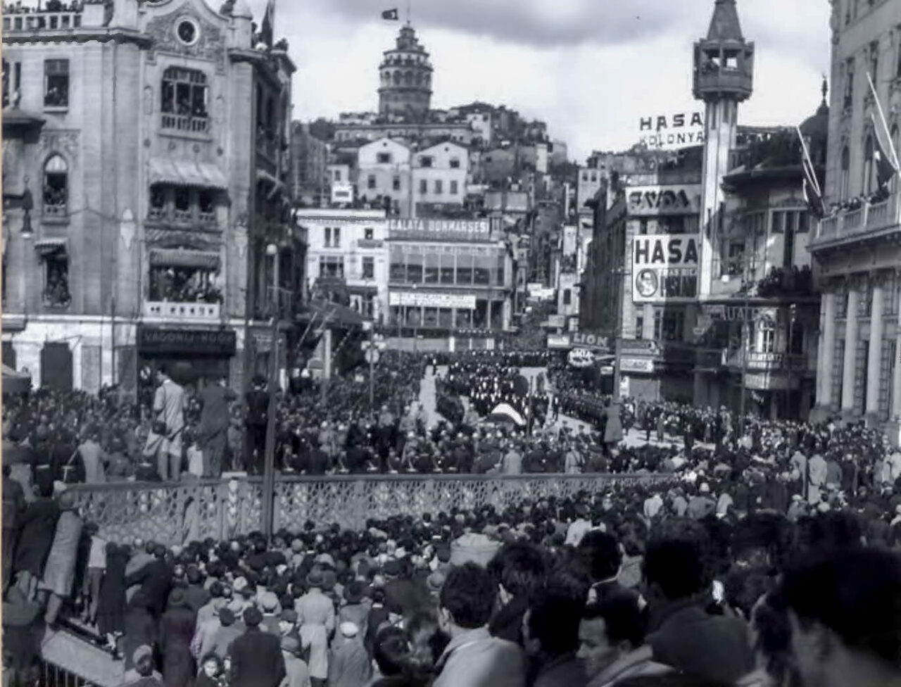 Atatürk’ün son yolculuğundaki keder! Bu fotoğrafları ilk kez görüyor olabilirsiniz