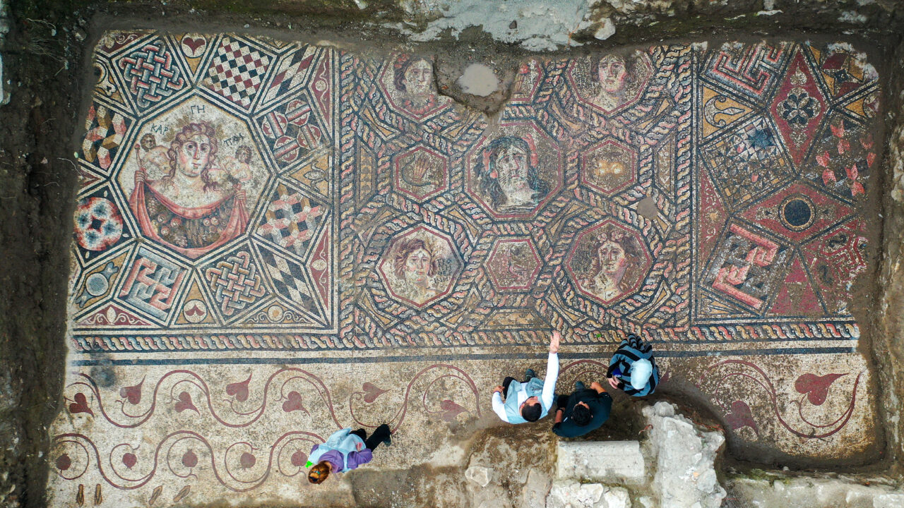Bursa’da kanalizasyondan 3. yüzyıla ait mozaik çıktı Bursa’da kanalizasyondan 3. yüzyıla ait mozaik çıktı