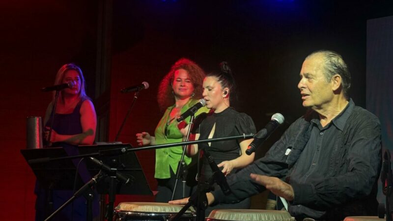 Sanatçı Ayhan Sicimoğlu ve Latin All Stars orkestrası Bursa'da sahne