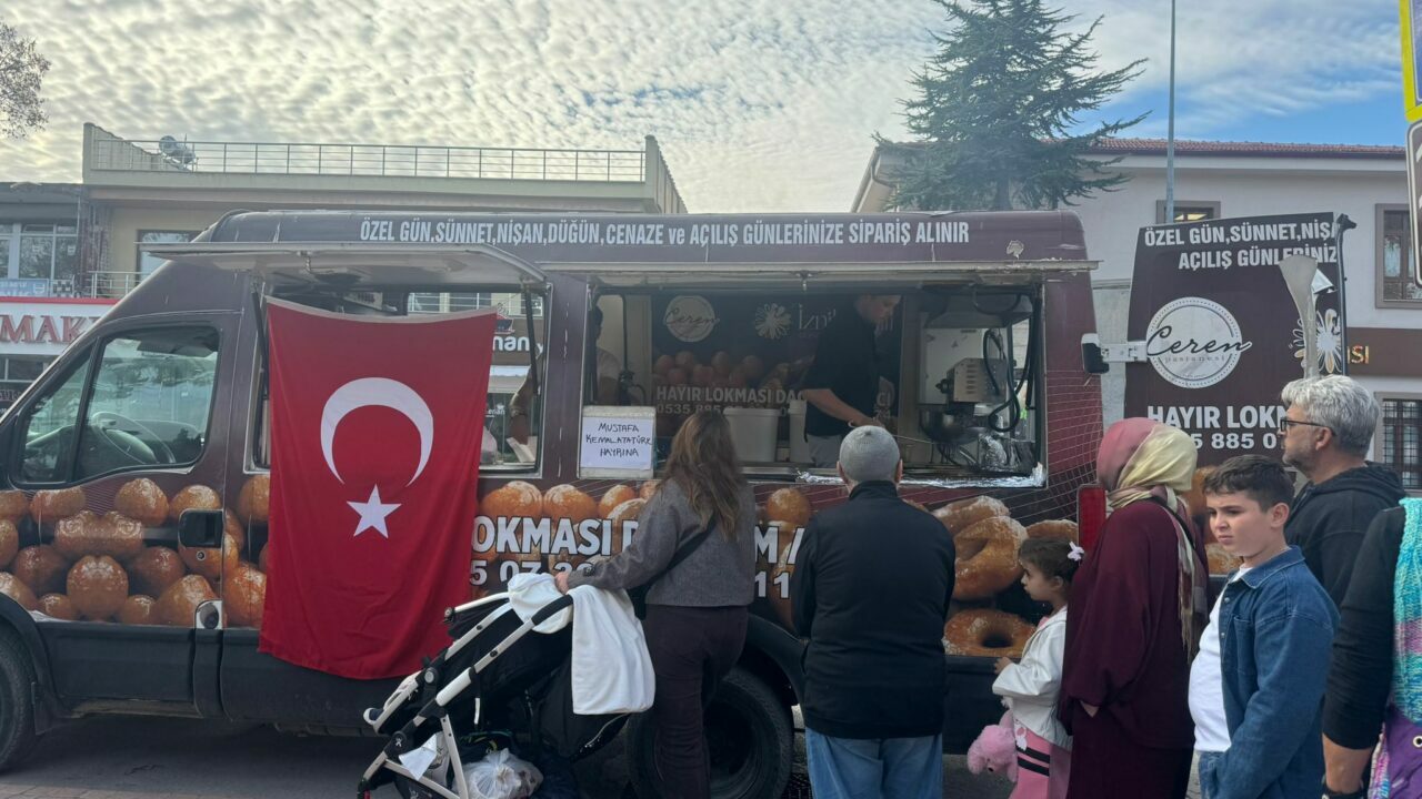 Atatürk için Bursa’da lokma dağıttı