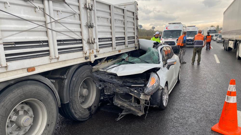 Bursa’da otomobil TIR’ın altına girdi! Yaralılar var Bursa’da otomobil TIR’ın altına girdi! Yaralılar var