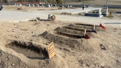 Can yakan fotoğraf! Eşi ve iki çocuğunun yanına defnedildi