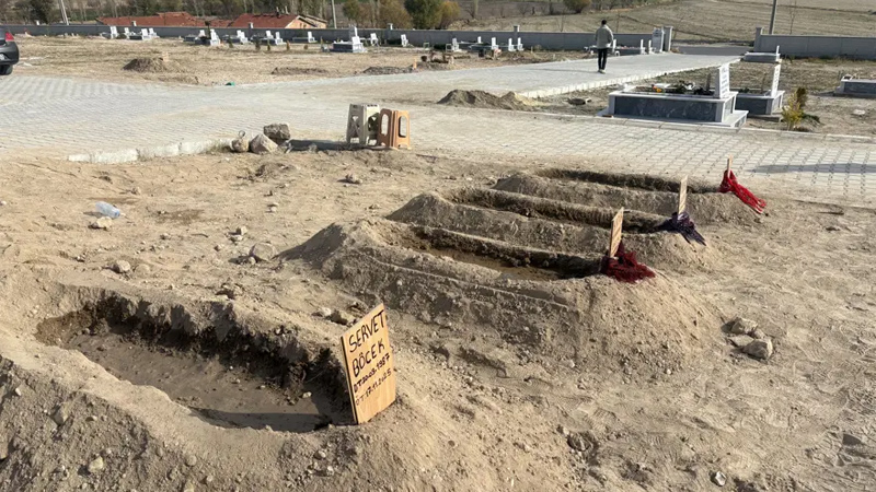 Can yakan fotoğraf! Eşi ve iki çocuğunun yanına defnedildi Can yakan fotoğraf! Eşi ve iki çocuğunun yanına defnedildi