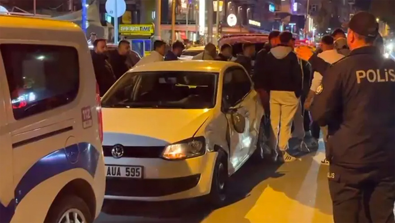 Kaza sonrası cadde karıştı Kaza sonrası cadde karıştı