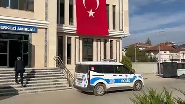 Bursa’da 28 yıl hapis cezasıyla aranan 2 şüpheli yakalandı Bursa’da 28 yıl hapis cezasıyla aranan 2 şüpheli yakalandı