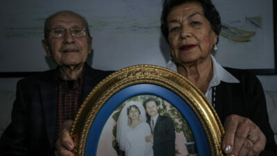 Bursa’da 62 yıllık evli çift sahnede aşk şarkılarını birlikte söylüyor