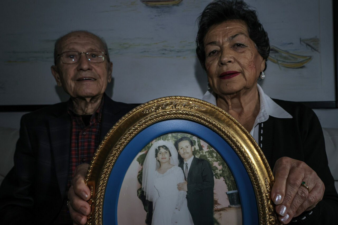 Bursa’da 62 yıllık evli çift sahnede aşk şarkılarını birlikte söylüyor