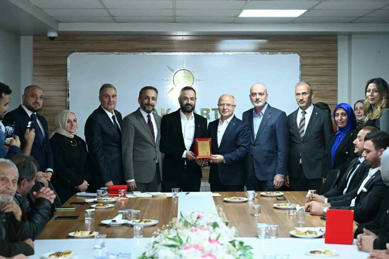 Bursa’da 800 yeni üye AK Parti’ye katıldı Bursa’da 800 yeni üye AK Parti’ye katıldı