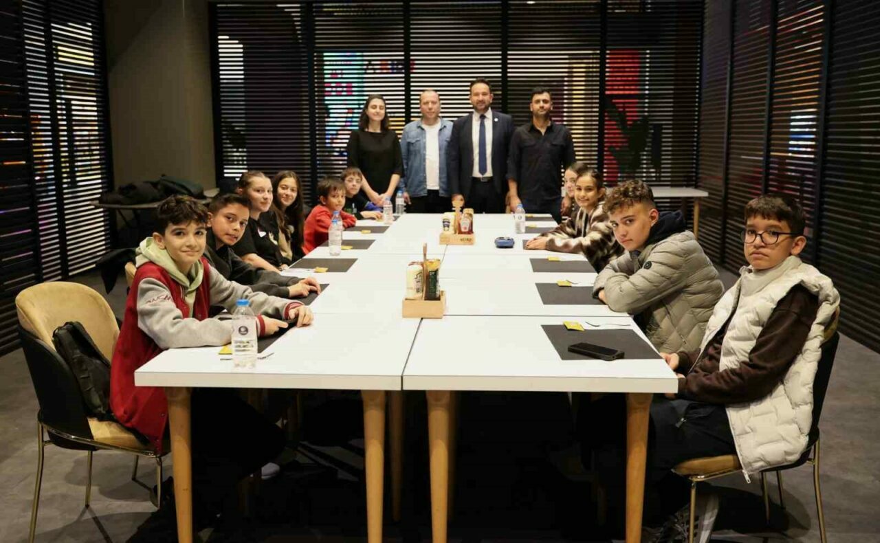 Bursa’da başarı öğrenciler ödüllendirildi Bursa’da başarı öğrenciler ödüllendirildi