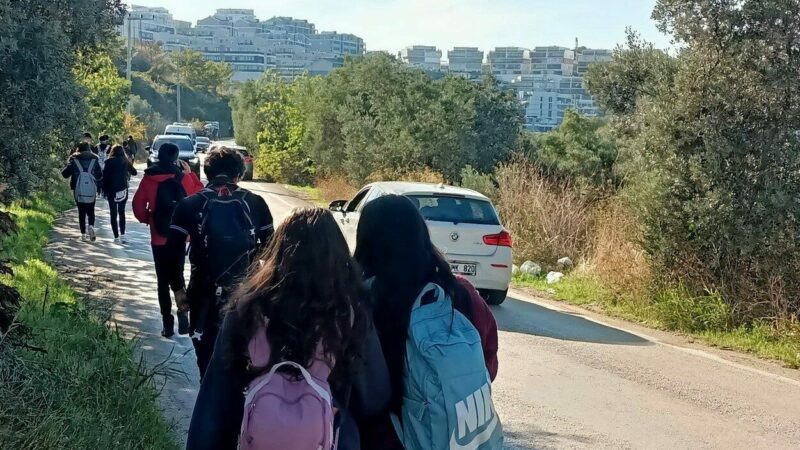 Bursa’da bu okula gidebilmek adeta çile! Öğrenciler kara kara düşünüyor… Bursa’nın Mudanya ilçesindeki öğrencilerin önemli bir bölümü, her gün ciddi
