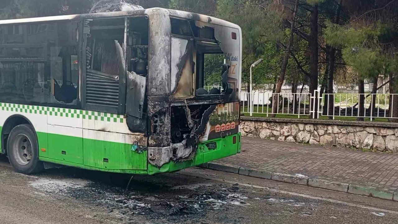Bursa’da büyük panik! Otobüs küle döndü Bursa’da büyük panik! Otobüs küle döndü