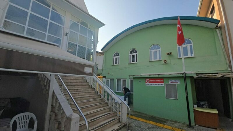 Bursa’da kadınlar tuvaletinde erkek cesedi bulundu Bursa'nın Mudanya ilçesinde caminin kadınlar tuvaletinde erkek cesedi bulundu.