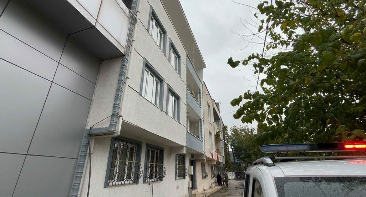 Bursa’da dengesini kaybedip camdan düştü Bursa’da dengesini kaybedip camdan düştü