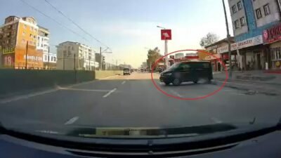 Bursa’da faciadan dönüldü! El freni çekilmeyen minibüs…