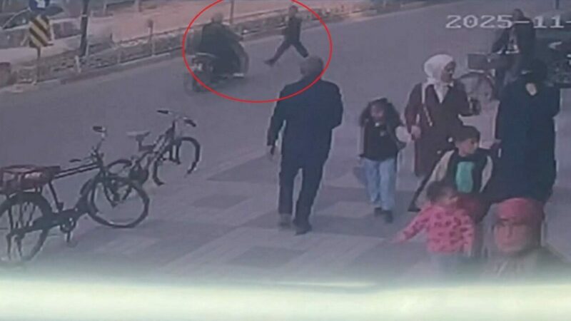 Bursa’da feci kaza! Yolun karşısına geçerken… Bursa'nın İnegöl ilçesinde motosikletin çarptığı Sevgi A. (21) yaralandı. Kaza,