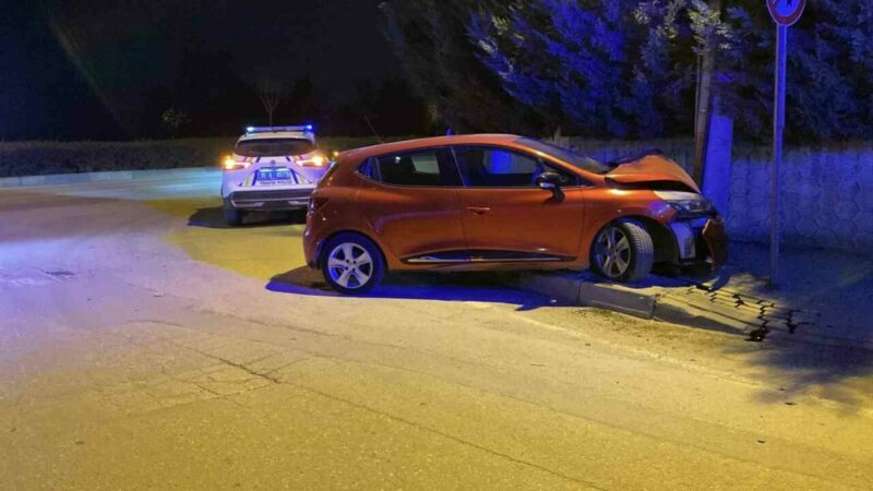 Bursa’da feci kaza Bursa’da, kontrolden çıkan otomobil beton direğe çarptı. Kazada 1 kişi