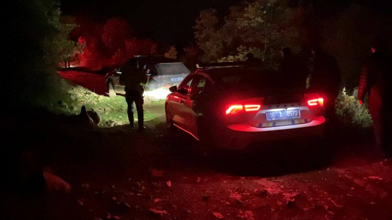 Bursa’da hareketli dakikalar! Çamura saplanan aracını bırakıp ormana kaçtı