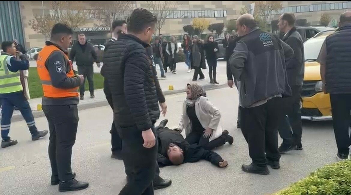 Bursa’da hastane önünde feci kaza! Bursa’da hastane önünde feci kaza!