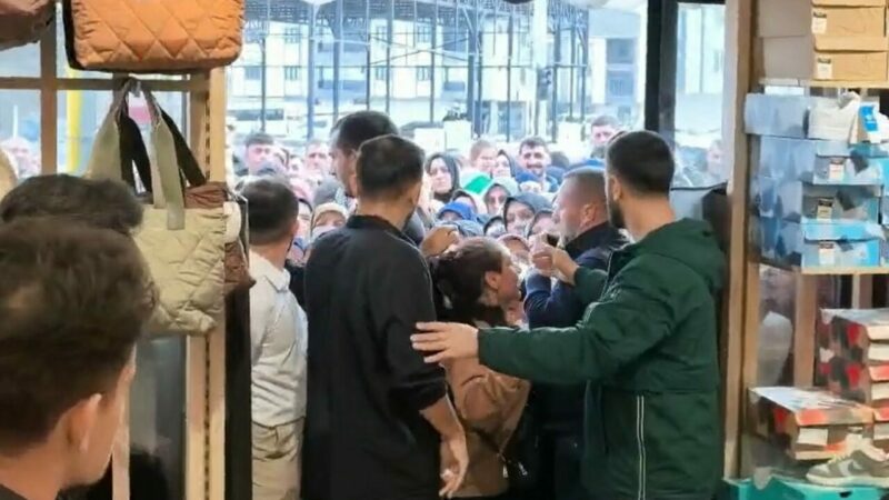 Bursa’da izdiham! 10 liraya satıldığını duyan akın etti… Bursa'nın İnegöl ilçesinde yeni açılan giyim mağazasında bazı ürünler 10
