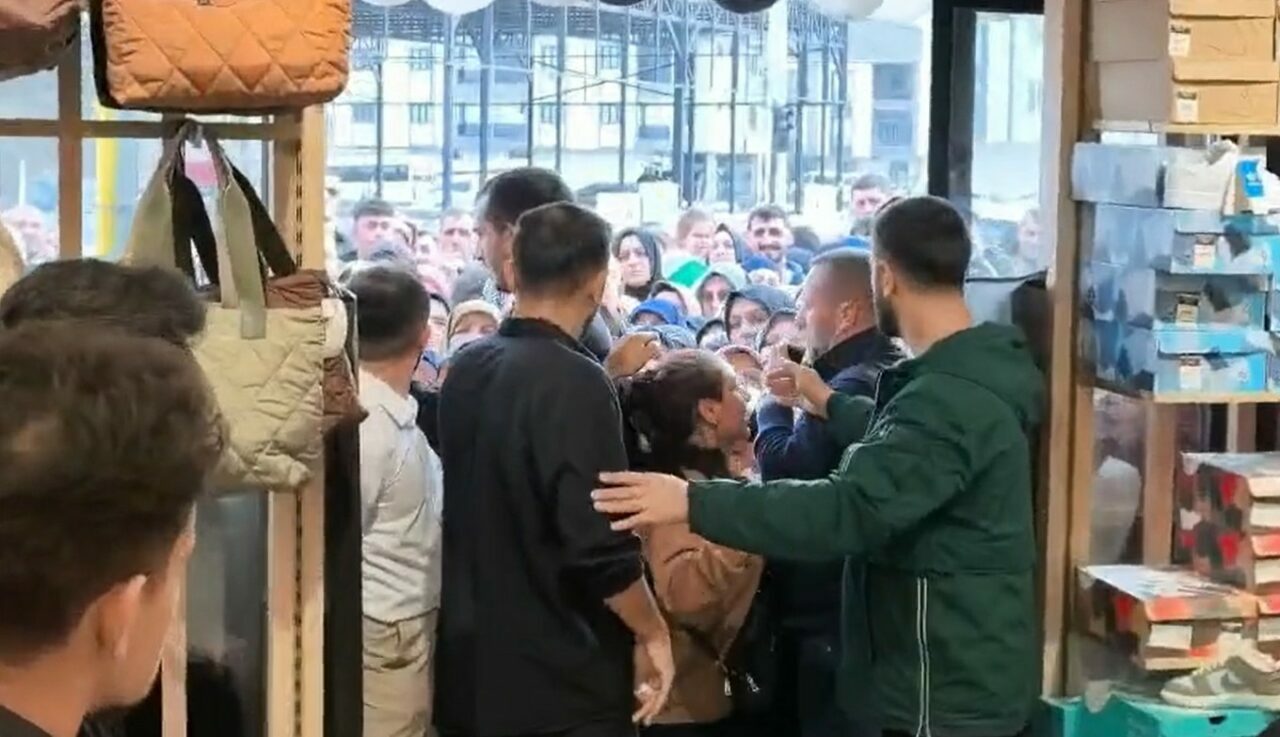 Bursa’da izdiham! 10 liraya satıldığını duyan akın etti… Bursa’da izdiham! 10 liraya satıldığını duyan akın etti…