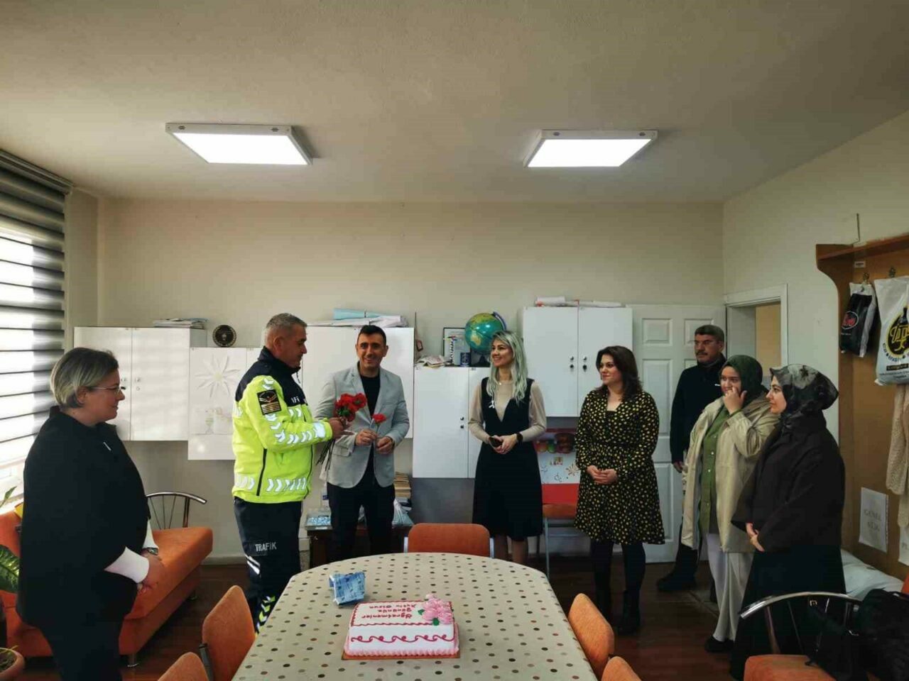 Bursa’da jandarmadan Öğretmenler Günü’nde anlamlı ziyaret Bursa’da jandarmadan Öğretmenler Günü’nde anlamlı ziyaret