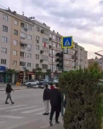 Bursa’da kaza anı kamerada Bursa’nın İnegöl ilçesinde meydana gelen kazada kontrolden çıkan motosikletin yaptığı