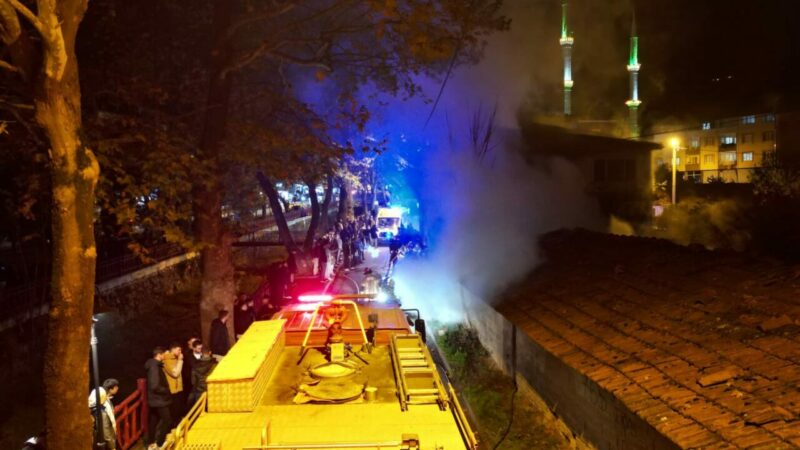 Bursa'nın İnegöl ilçesinde metruk binada çıkan yangın, itfaiye ekiplerince söndürüldü.