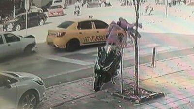 Bursa’da korkunç kaza kamerada! Yaya geçidinde anne ve bebeğine çarptı