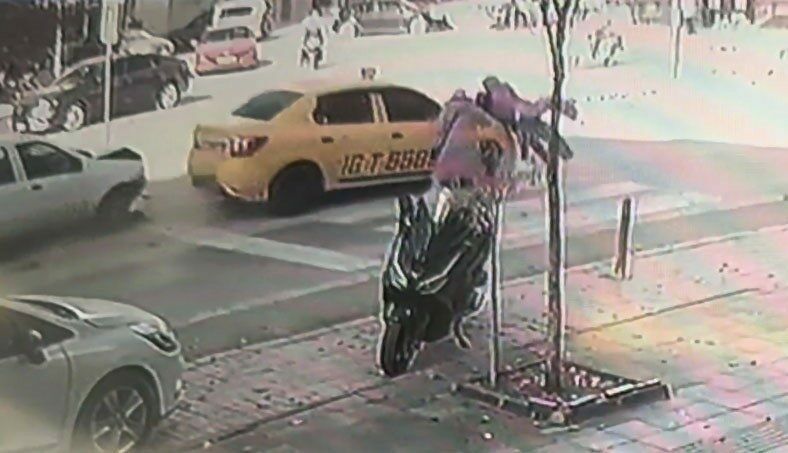 Bursa’da korkunç kaza kamerada! Yaya geçidinde anne ve bebeğine çarptı