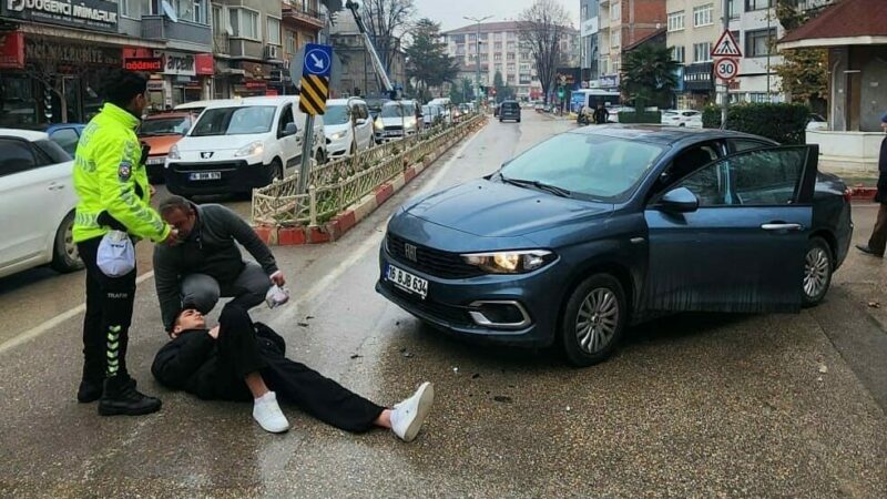 Bursa’nın İnegöl ilçesinde meydana gelen kazada otomobil ile çarpışan motosikletin