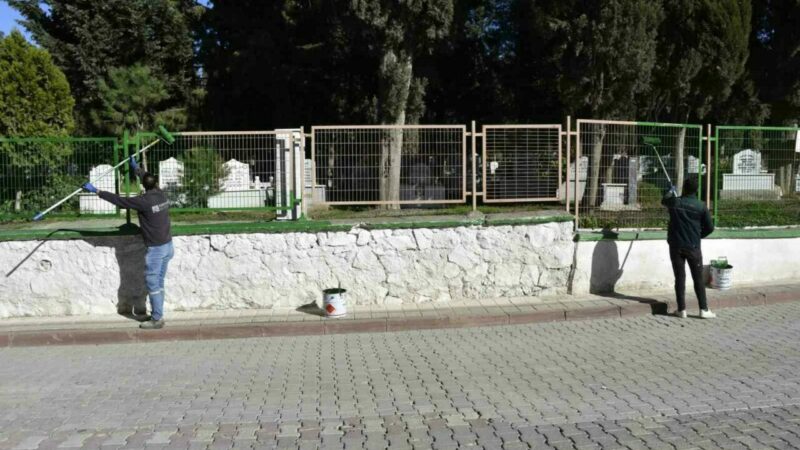Bursa’da mezarlıklara özenli bakım