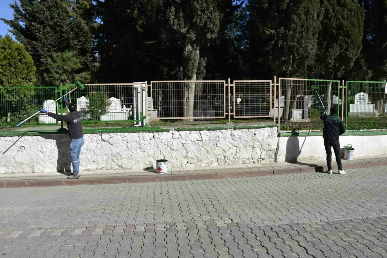 Bursa’da mezarlıklara özenli bakım