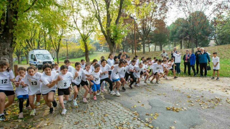 Bursa’da nefes kesen yarış Bursa Büyükşehir Belediyesi tarafından düzenlenen 17. Başöğretmen Atatürk Kros Yarışması,