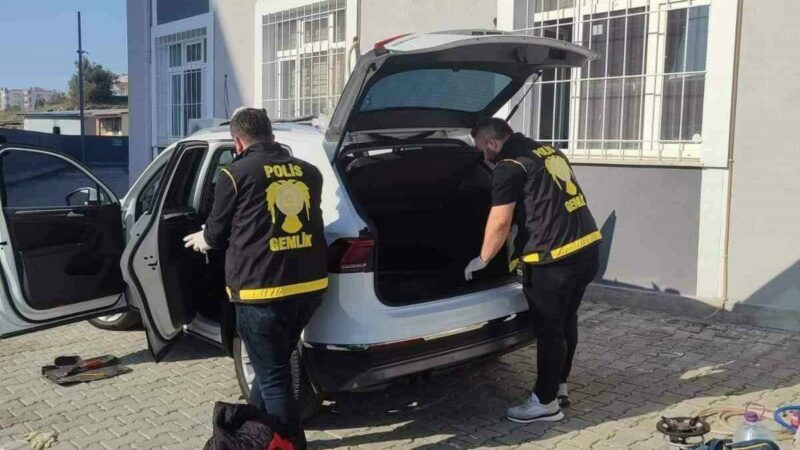Bursa’da polisin şüphe üzerine durduğu araçtan bakın neler çıktı? Bursa’nın Gemlik ilçesinde polis ekiplerinin şüphe üzerine durduğu araçta uyuşturucu